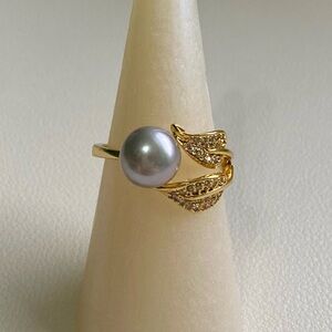 Elegant Gold and Gray Pearl Ring